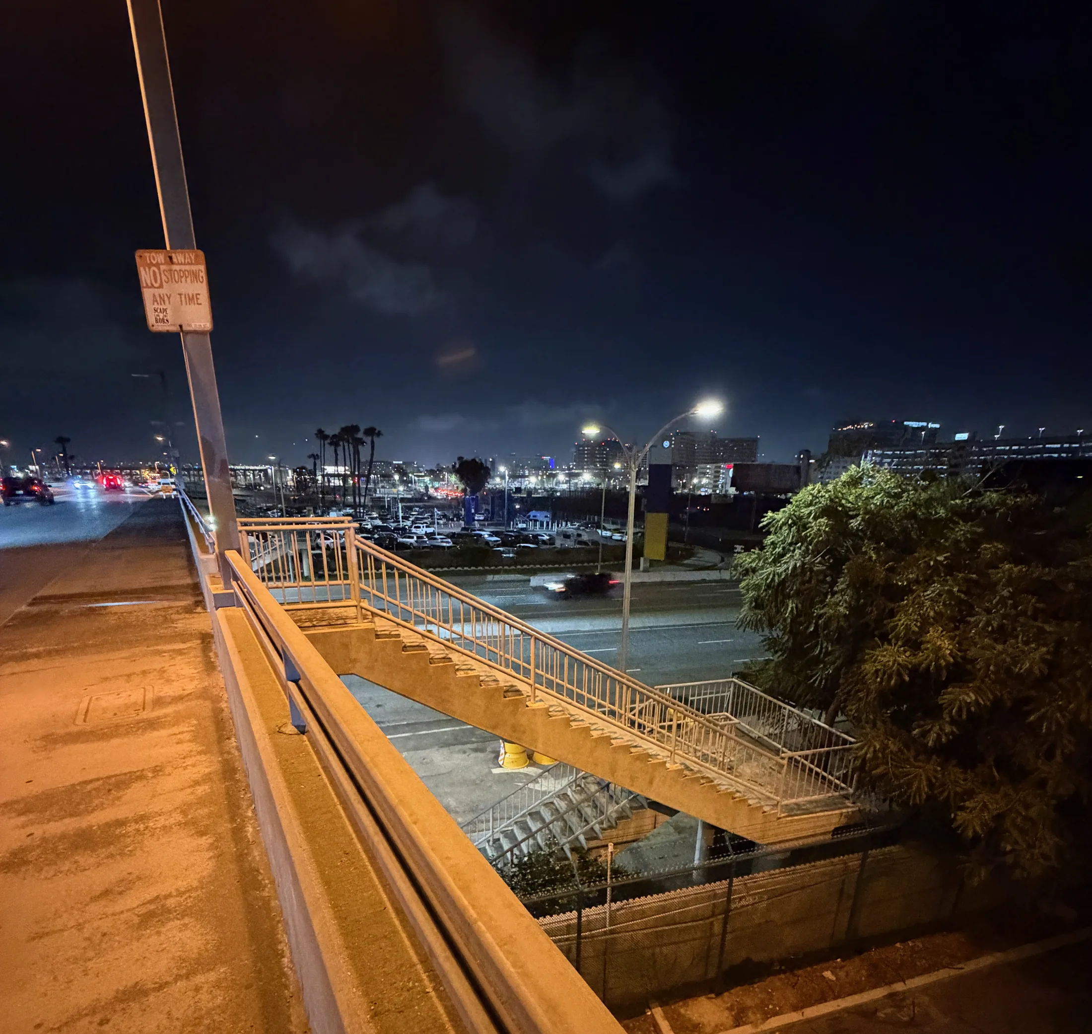 Stairwell and route transition toward Sepulveda